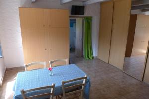 une salle à manger avec une table bleue et des chaises dans l'établissement La P'tite Maison, à Saint-Hostien