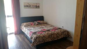 um pequeno quarto com uma cama num quarto em Guest House Tatyana em Sutomore
