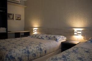 Postel nebo postele na pokoji v ubytování Hotel Dois Irmãos