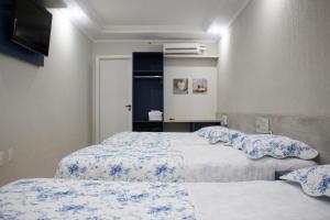 Postel nebo postele na pokoji v ubytování Hotel Dois Irmãos