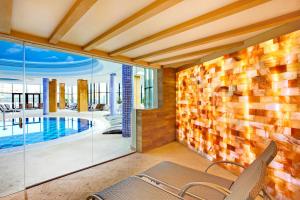 Bazén v ubytování A Hoteli - Hotel Sloboda nebo v jeho okolí