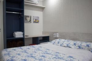 Postel nebo postele na pokoji v ubytování Hotel Dois Irmãos