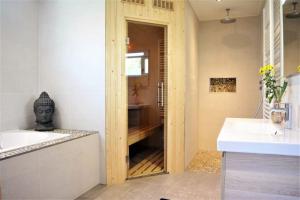 Fotografie z fotogalerie ubytování Vroonweg 34 sauna sunshower v destinaci Oostkapelle + 17 fotografií