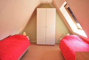 Un pat sau paturi într-o cameră la Vroonweg 34 sauna sunshower
