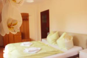 a bedroom with a bed with a flower on the wall at Ferienhaus Mühlberg in Radebeul