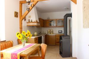 uma cozinha com uma mesa com um vaso de flores em Ferienhaus Mühlberg em Radebeul