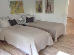 dos camas sentadas una al lado de la otra en una habitación en Lundgaarde Bed & Breakfast en Kjellerup
