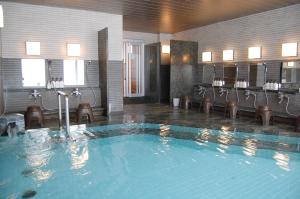 船橋的住宿－船橋X波酒店，在酒店房间的一个大型游泳池