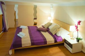 プラハにあるApartment Jindrisska 25のベッドルーム1室(ベッド1台、タオル2枚付)