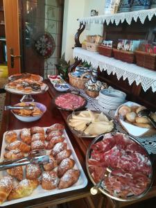 - un buffet de viennoiseries et d'autres plats sur une table dans l'établissement Albergo La Meridiana, à Portogruaro
