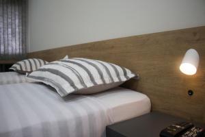Postel nebo postele na pokoji v ubytování Hotel Dois Irmãos