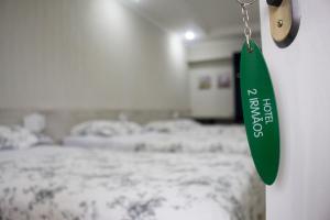 Postel nebo postele na pokoji v ubytování Hotel Dois Irmãos