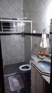 a bathroom with a toilet and a sink at Casa Em Capitolio in Capitólio