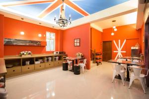 a large kitchen with orange walls and a dining room at England B&B in T'ai-pin-ts'un