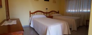 Łóżko lub łóżka w pokoju w obiekcie Hotel La Costera