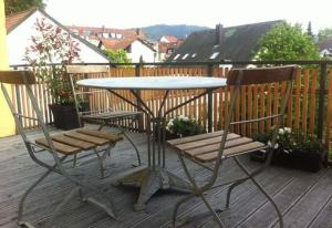 2 Stühle und ein Tisch auf einer Terrasse in der Unterkunft Das Gästehaus in Offenburg