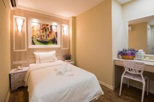 Postel nebo postele na pokoji v ubytování Lavender Inn USJ
