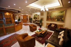 uma ampla sala de estar com um sofá e cadeiras em Camelot Hotel em Jounieh
