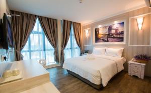 Postel nebo postele na pokoji v ubytování Lavender Inn USJ