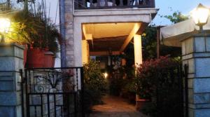 een ingang naar een huis met een poort en een balkon bij Garden of Edem in Afissos