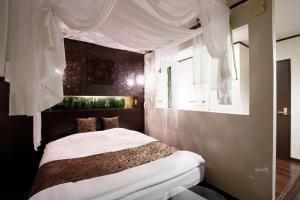 Postel nebo postele na pokoji v ubytování Hotel The Lotus Bali (Adult Only)