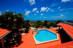 Goood Resort في كراليندايك: مسبح على سطح منزل