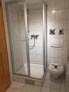 Kúpeľňa v ubytovaní Sunnaschi Appartements - Wohnungen oder gesamt als "Hütte"