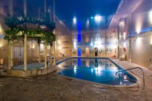 Cwrt Bleddyn Hotel & Spa内部或周边的泳池