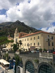 vista su un edificio con una montagna sullo sfondo di Casa Lilia ad Amalfi