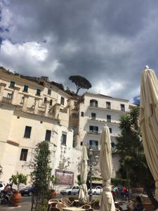 un edificio con ombrelloni di fronte a un edificio di Casa Lilia ad Amalfi