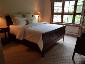 سرير أو أسرّة في غرفة في Equinoxe 140-1 by Tremblant Prestige