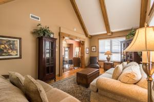 een woonkamer met een bank en een tafel bij Tremblant Prestige - Equinoxe 140-1 in Mont-Tremblant +27 foto's