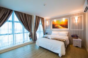 Postel nebo postele na pokoji v ubytování Lavender Inn USJ