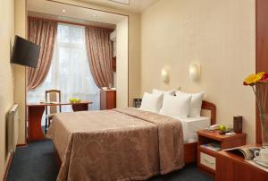 Postel nebo postele na pokoji v ubytování Russky Capital Hotel