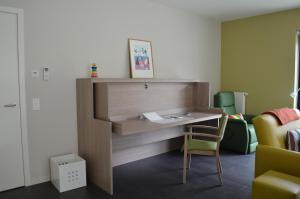 イーペルにあるBed & Zorg Ypresのデスク、椅子、ベッドが備わる客室です。