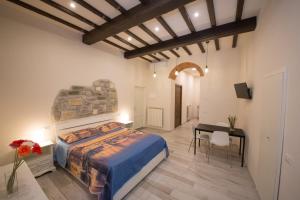 una camera con letto, scrivania e tavolo di Visit Florentia Apartment a Firenze