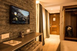 TV tai viihdekeskus majoituspaikassa Hotel Daniela