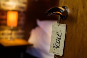 un morceau de papier suspendu à un bouton de porte dans l'établissement Hope Street Hotel, à Liverpool