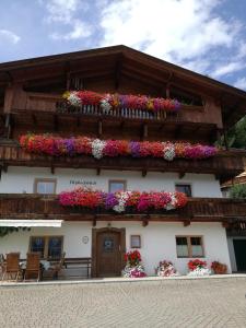un edificio con cajas de flores en su lado en Alpbachblick, en Alpbach