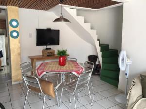 薩利諾波利斯的住宿－Casa no Atalaia，一间带桌椅和电视的用餐室