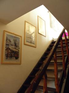カルロフォルテにあるVilla La Calettaの壁二枚の階段