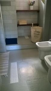 カルロフォルテにあるVilla La Calettaのバスルーム(トイレ、洗面台付)