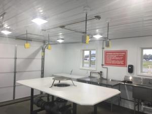 een keuken met een witte tafel in een kamer bij Sunlac Inn Devils Lake in Devils Lake