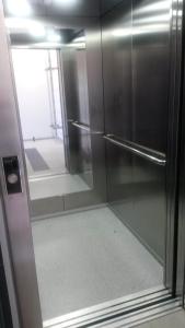 ミエンジズドロイェにあるHoryzont 806のバスルーム(ガラスドア付きのシャワー付)