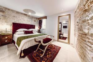 Postel nebo postele na pokoji v ubytování Villa Nepos Hotel