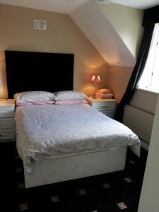 una camera da letto con un letto e una finestra di Lír B&B a Multyfarnham
