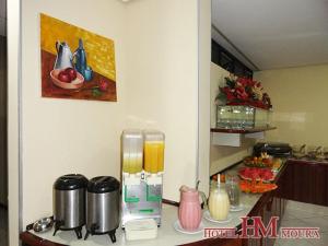 cocina con encimera con encimera y encimera en Hotel Moura, en Brumado