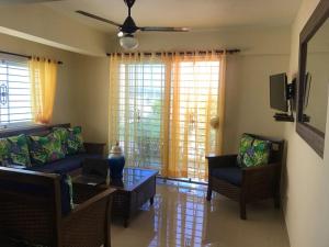 ein Wohnzimmer mit einem Sofa, Stühlen und einem Tisch in der Unterkunft Luxury Karla Apartments in Las Flores