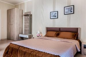 葛萊徹齊奧基的住宿－Karlovy Klyuchi，一间卧室,卧室内配有一张大床