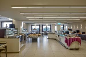 a large cafeteria with aasteryasteryasteryasteryasteryasteryasteryasteryasteryasteryastery at Lagomandra Hotel and Spa in Lagomandra